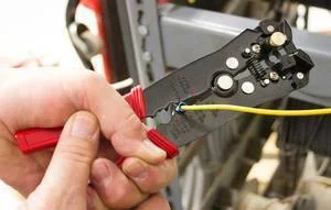 68220 SELF-ADJUSTING WIRE STRIPPER